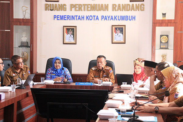 Ajang Apresiasi Rumah DataKu, Payakumbuh Tembus 6 Besar Nasional 1 PENILAIAN— Wawako Payakumbuh Elzadaswarman berikan sambutan saat penilaian secara daring ajang Apresiasi Rumah DataKu Tahun 2025 yang diselenggarakan oleh Kementerian Kependudukan dan Pembangunan Keluarga (Kemendukbangga/BKKBN).