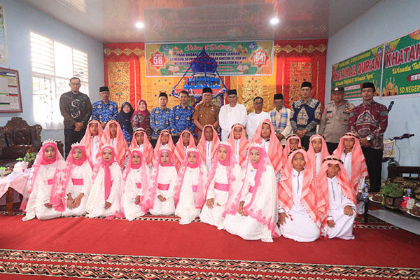 Pemko Payakumbuh Komit Dukung Pendidikan Berbasis Karakter 1 KHATAM AL QURAN— Wakil Wali Kota Payakumbuh, Elzadaswarman, menghadiri Khatam Al-Qur’an dan Wisuda Tahfidz TPQ Nurul Jannah di SDN 58 Payakumbuh, Kelurahan Nunang Daya Bangun, Kecamatan Payakumbuh Barat, Selasa (17/6).