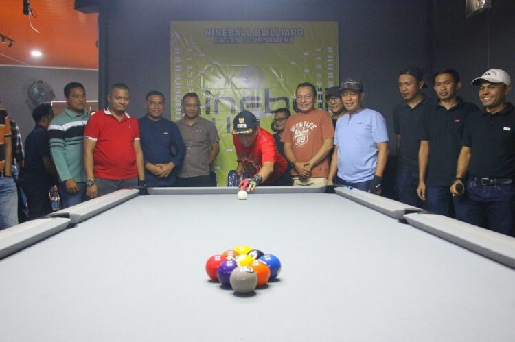 Wawako Payakumbuh Buka Turnamen Biliar Pra Porwarprov 1 TURNAMEN BILIAR— Wawako Payakumbuh melakukan tembakan pertama tanda dibukanya turnamen biliar pra Pekan Olahraga Wartawan Provinsi (Pra Porwarprov) Sumatera Barat di rumah biliar Nineball, Kelurahan Parik Rantang, Senin (9/6).