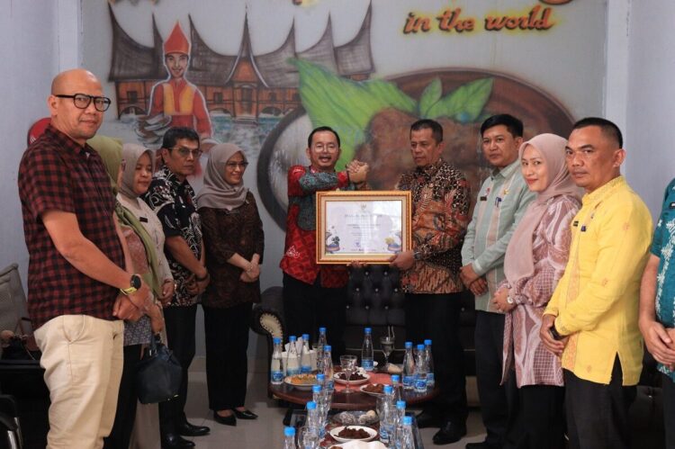 KM Randang Payakumbuh Resmi Ditetapkan Sebagai K-BKI 1 TERIMA PIAGAM— Wawako Payakumbuh Elzadaswarman menerima piagam penghargaan dari Kemenkumham