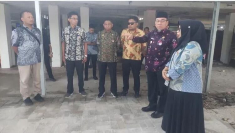 Wawako Targetkan Revitalisasi Pujasera Pantai Padang Tuntas 1 Bulan 1 PENATAAN ULANG PUJASERA— Wakil Wali Kota Padang Maigus Nasir, saat melakukan peninjauan langsung ke lokasi Pujasera Pantai Padang pada Kamis (12/6).