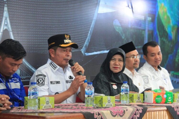 SOSIALISASI—Bupati Pasaman Welly Suhery memberikan sambutan saat sosialisasi PSPE oleh PT Medco Geothermal Sumatera (MGSu) di Kantor Camat Bonjol