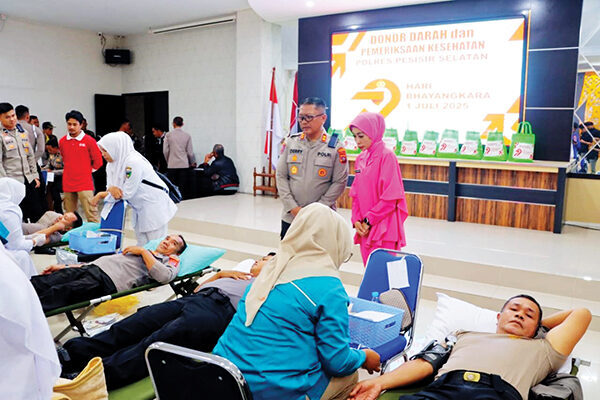 Wujud Kepedulian Polri di Tengah Masyarakat, Polres Pessel Gelar Donor Darah Sambut Hari Bhayangkara ke-79 1 DONOR DARAH— Kapolres Pessel, AKBP Derry Indra, didampingi Ketua Bhayangkari Cabang Pessel, Ny. Desi Derry Indra, menyaksikan kegiatan donor darah, Selasa (17/6).