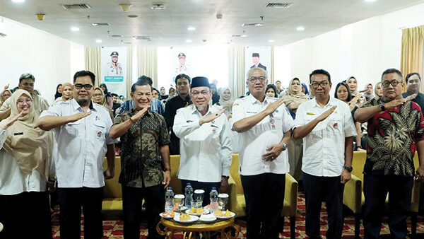 Wujudkan UMKM Naik Kelas, 68 Pelaku Kuliner Dibekali Keterampilan Praktis dan Manajemen Usaha 1 PEMBEKALAN KEWIRAUSAHAAN— Wakil Wali Kota Padang Maigus Nasir menghadiri Pembekalan Kewirausahaan Tenaga Kerja Mandiri (TKM) 2025, untuk 68 pelaku kuliner di Kota Padang, Rabu (11/6).