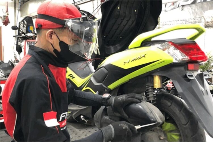 Tips Merawat Komponen CVT pada Motor Matik Yamaha 1 PEGGANTIAN-Mekanik di bengkel resmi Yamaha melakukan penggantian V-Belt pada motor matik.