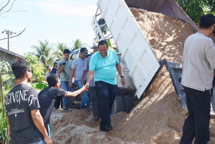 Swadaya Bangun Jalan Baru, Yota Balad Apresiasi Masyarakat Desa Padang Birik-Birik 1 TINJAU— Wali Kota Pariaman Yota Balad, saat meninjau lokasi pembangunan jalan.