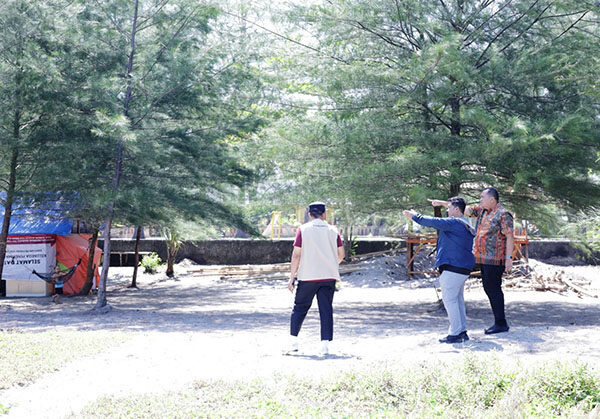 Radar Tsunami Dipasang di Pantai Taman Anas Malik 1 TINJAU LOKASI PENEMPATAN HF— Wali Kota Pariaman Yota Balad bersama BMKG Provinsi Sumatera Barat Suaidi didampingi Kepala OPD dan camat di lingkungan Pemerintah Kota Pariaman meninjau lokasi penempatan High-Frequency (HF) Radar tsunami di Pantai Taman Anas Malik, Kelurahan Lohong Kecamatan Pariaman Tengah Kota Pariaman, Minggu (15/6).