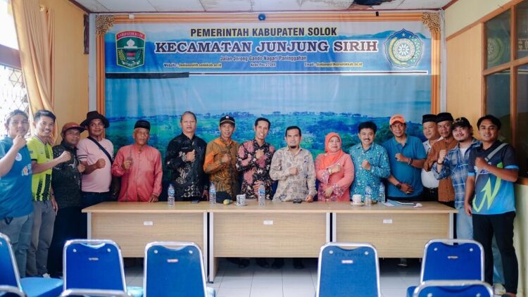 Wabup Candra Kunjungi Junjung Sirih, Pastikan Ketersediaan Air Bersih 1 BERSAMA—Wakil Bupati Solok Candra bersama masyarakat Junjung Sirih saat peninjauahnj air bersih.