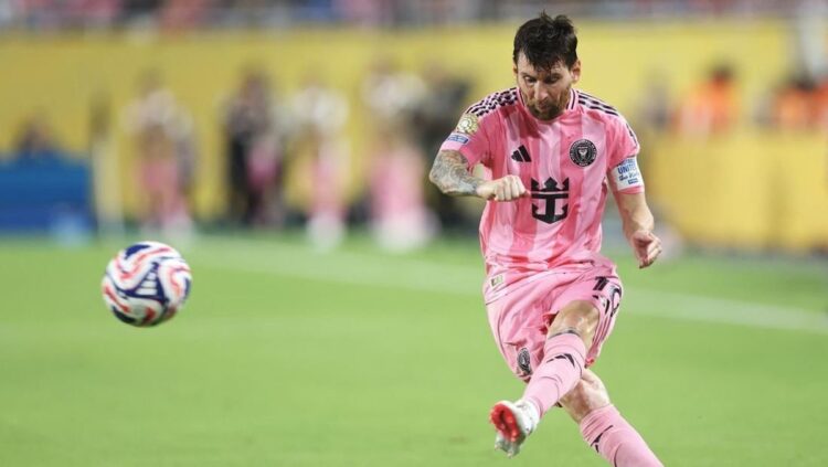 Duel Pembuka Piala Dunia Antarklub, Messi Apes, Inter Miami Imbang Lawan Al Ahly 1 TIDAK BERUNTUNG— Tendangan Lionel Messi dua kali membentur tiang, saat laga Inter Miami dan Al Ahly membuka Piala Dunia Antarklub. Hingga peluit akhir, kedua tim bermain dengan hasil imbang 0-0, Minggu (15/6) pagi.