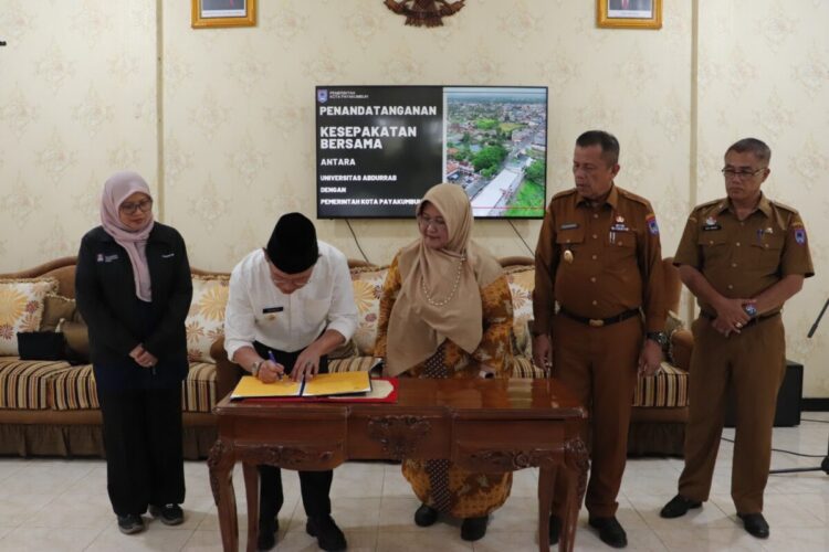 TEKEN KERJA SAMA— Wali Kota Payakumbuh Zulmaeta menandatangani nota kesepahaman kerja sama dengan Universitas Abdurrab Riau, Selasa (24/6), di Pendopo Rumah Dinas Wali Kota Payakumbuh.