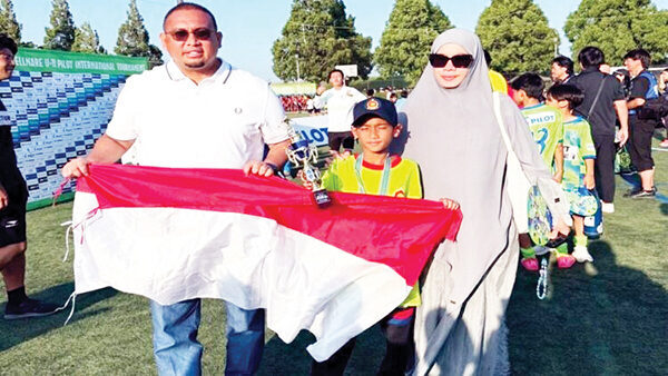Andre Rosiade: PSSI Jangan Lupakan Pembinaan Pemain Muda 1 BERMAIN DI JEPANG— Pencinta sepakbola Indonesia, Andre rosiade bersama istri menemani putranya yang berlaga di Copa Bellmare U-11 di Jepang, Minggu (22/6).