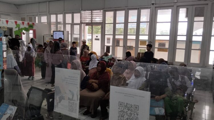 URUS DOKUMEN—Antrean warga di kantor Disdukcapil  yang akan mengurus dokumen anak untuk masuk sekolah.