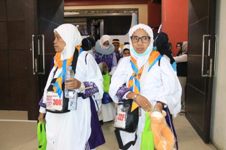 Memulangkan --Petugas Penyelenggara Ibadah Haji (PPIH) Debarkasi Padang memulangkan 3.110 jemaah haji ke tanah suci yang tergabung dalam 6 (enam) kloter.