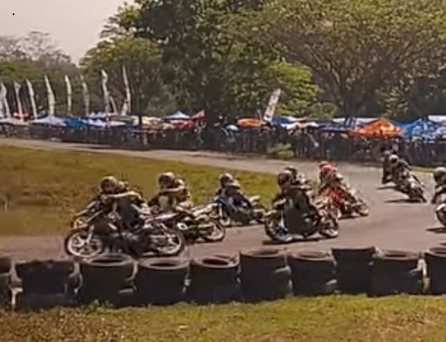 Road Race Perdana Digelar, Wako Riyanda: Optimis Bakal Banyak Lomba 1 AKSI RIDERS— Terlihat aksi para peserta menunjukan kebolehannya dalam ajang ”Sawahlunto Maju Manang Road Race”, Minggu (1/6).