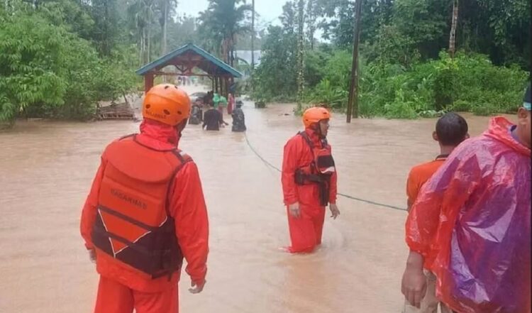 Banjir Melanda Sipora Utara dan Selatan, Ratusan Rumah Warga Terendam 1 EVAKUASI WARGA— Tim BPBD Mentawai melakukan evakuasi warga dari luapan air sungai akibat cuaca ekstrem di Kecamatan Sipora Utara.