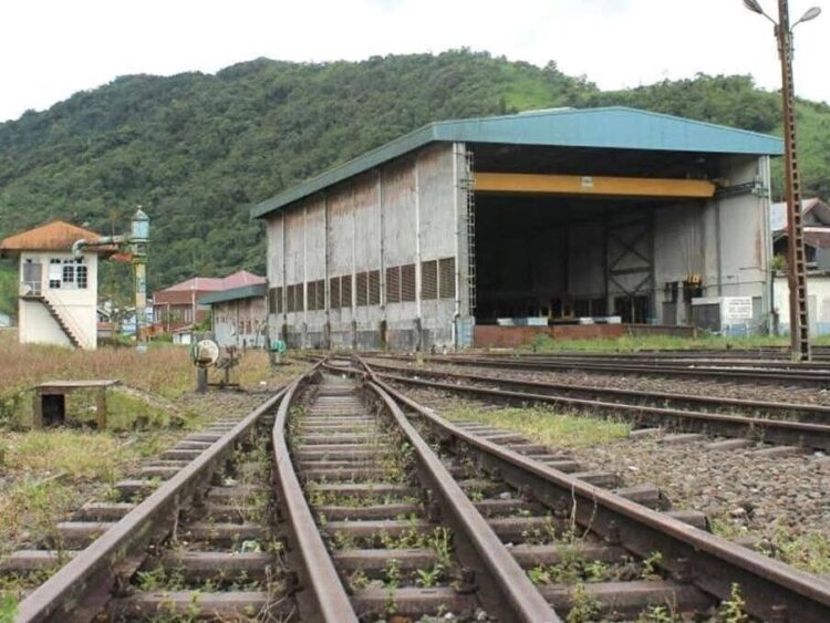 Dukung Rencana Pengembangan Kereta Wisata, Pemko Tertibkan Bangunan Liar di Jalur Rel Stasiun-Kacang Kayu 1 BERSIH DAN RAPI—Terlihat lokasi Stasiun Kereta Api Padang Panjang sudah bersih dan rapi usai tim gabungan melakukan penertiban.