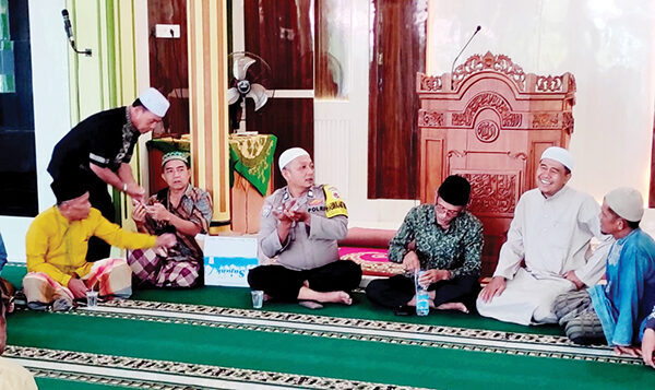 Pesan Menyentuh Bhabinkamtibmas Aiptu Defial di Masjid Arafah, Jauhi Pergaulan Bebas, Taat Kepada Allah menjadi Kunci 1 PESAN INSPIRATIF— Bhabinkamtibas Polsek Aiptu Defial bersama pengurus Masjid Arafah Kelurahan Pisang, Kecamatan Pauh dan jamaah usai melaksanakan shalat Jumat.