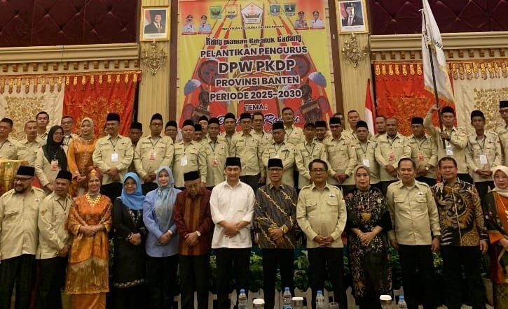 John Kenedy Azis Ajak PKDP Bangun Provinsi Banten 1 PENGUKUHAN PENGURUS— Bupati Padangpariaman John Kenedy Azis foto bersama dengan pengurus DPW PKDP Provinsi Banten periode 2025–2030 di Hotel Horison, Pandeglang.