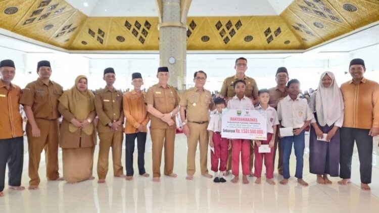 3.665 Siswa Siswi SD dan SMP Terima Beasiswa Pendidikan 1 PENERIMA BEASISWA— Bupati Padangpariaman John Kenedy Azis bersama siswa dan siswi penerima bantuan beasiswa pendidikan.