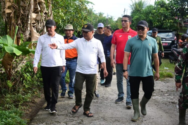 Gotong Royong Akbar Jilid II Sudah Rampung 60 Persen 1 TINJAU PROGRES GORO AKBAR— Bupati John Kenedy Azis dan Wakil Bupati Rahmat Hidayat, saat kunjungi lokasi goro akbar jilid II di kawasan Perumahan Bumi Kasai Permai, Nagari Kasang, Kecamatan Batang Anai,Padangpariaman.