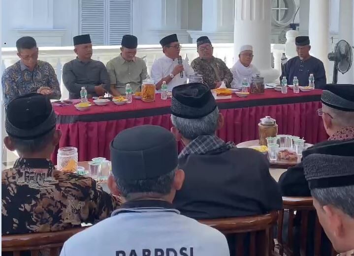 Tak Ingin Ada lagi Tragedi Pembunuhan, Mutilasi hingga Kekerasan Seksual, Bupati Galang Kolaborasi Tangani Lonjakan Kasus Kriminalitas 1 GALANG KOORDINASI—Bupati Padanpariaman John Kenedi Aziz memimpin rapat membahas kasus-kasus kriminalitas yang terjadi di Padangpariaman dan sudah menjadi pemberitaan nasional.