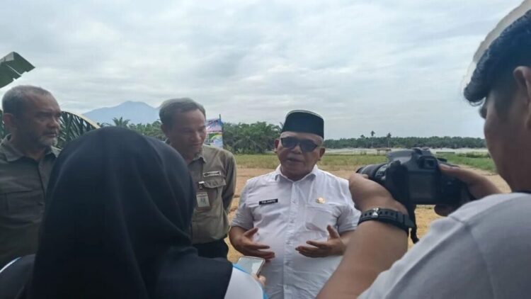 Pemkab Pasbar Targetkan Luas Tanam Padi 20.000 Hektare, Sawah Dilarang Dialihfungsikan 1 JELASKAN—Bupati Pasaman Barat Yulianto jelaskan pada wartawan saat diwawancarai.