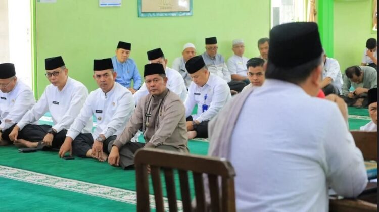 Perdana, Bupati Pasaman Welly Suhery Hadiri Wirid ASN 1 WIRID BULANAN— Bupati Pasaman Welly Suhery memberikan sambutan saat menghadiri wirid bulann ASN Pemkab Pasaman, di Masjid Agung Al -Muttaqin, Jumat (13/6).