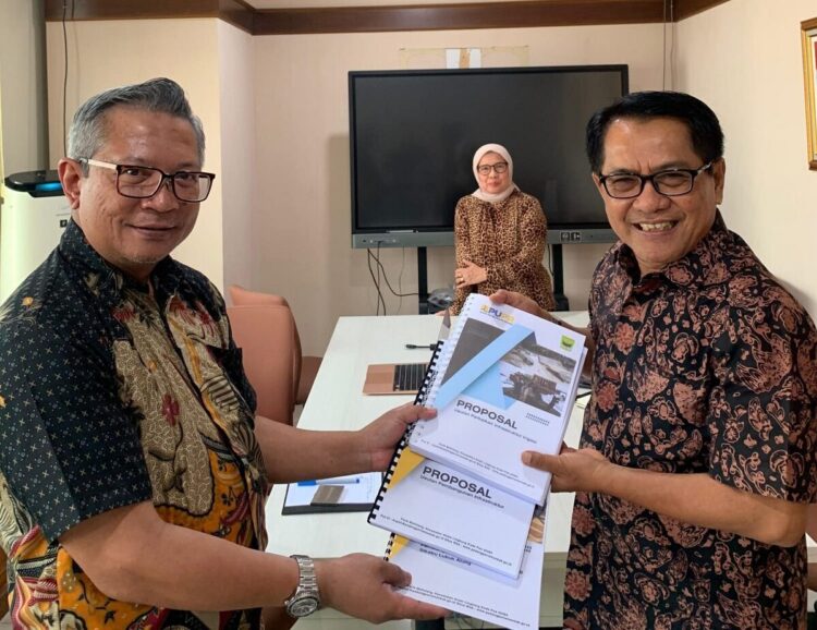 Bupati JKA Kunjungi Bappenas, Perbaikan Irigasi dan Pembangunan Jembatan Kayu Gadang Diusulkan 1 PERTEMUAN—Bupati John Kenedy Azis saat pertemuan resmi dengan Direktur Kemitraan dan Keterpaduan Pembangunan Infrastruktur Kementerian PPN/Bappenas, Taufiq Hidayat Putra, ST, M.Eng, Ph.D, di kantor Bappenas.