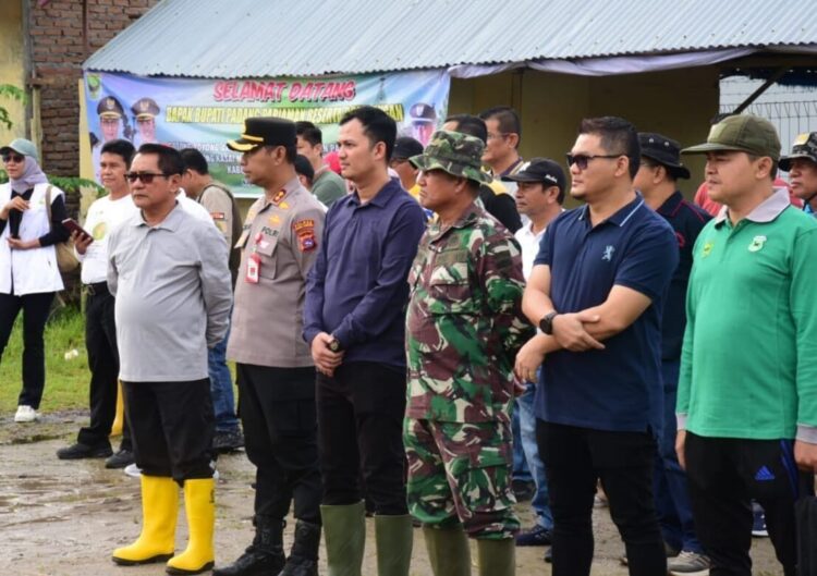 Libatkan Ratusan Personel Gabungan, Bupati Padangpariaman Pimpin Goro Akbar Jilid II 1 GORO AKBAR JILID II— Bupati Padangpariaman John Kenedy Azis, didampingi Wakil Bupati Rahmat Hidayat, pimpin aksi goro akbar jilid II, di kawasan Perumahan Kasai Permai, Nagari Kasang, Kecamatan Batang Anai.