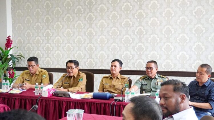 Libatkan 945 Orang, Pemkab Gelar Goro Akbar II, Puluhan Tahun Warga Kasai Permai Dihantui Banjir 1 PERSIAPAN GORO— Bupati Padangpariaman John Kened Aziz pimpin rapat persiapan gotong royong akbar II di Perumahan Kasai Permai, Nagari Kasang, Kecamatan Batang Anai.