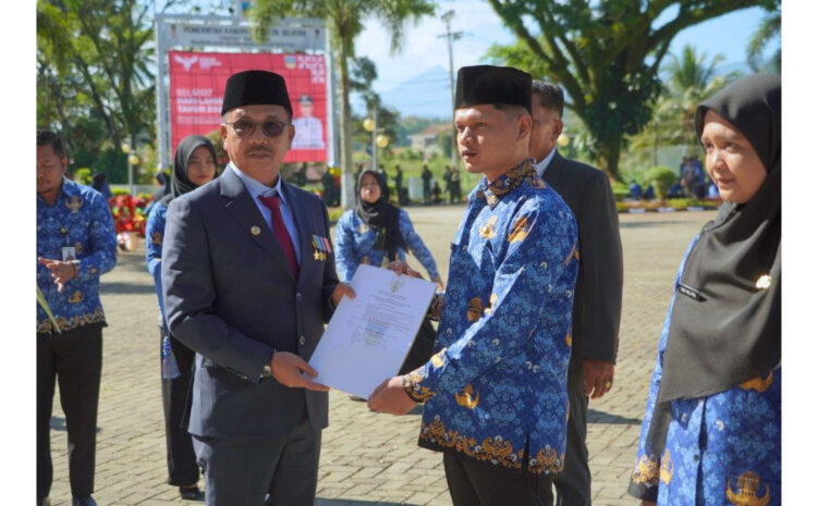 Pemkab Solsel Serahkan SK 31 CPNS Formasi Tahun 2024 1 bupati solok selatan khairunas serahkan sk