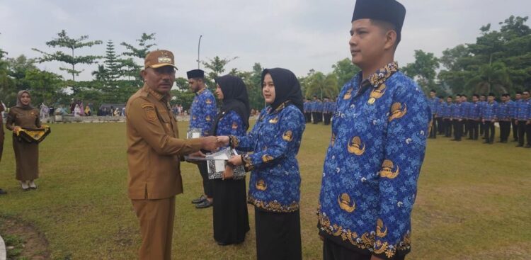 259 SK CPNS Formasi Tahun 2024 Diserahkan, Dorong ASN Muda jadi Motor Birokrasi 1 PENYERAHAN SK CPNS— Bupati Limapuluh Kota, H. Safni, menyerahkan SK pengangkatan kepada CPNS formasi 2024 dalam upacara di halaman Kantor Bupati Bukik Limau, Senin (16/6).