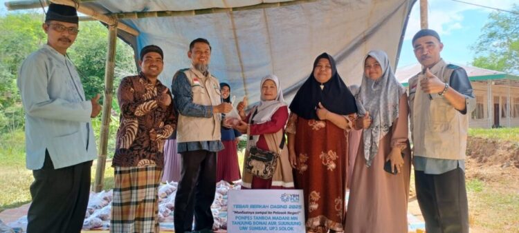 YBM PLN UP3 Solok Tebar Berkah Daging hingga Pelosok Sijunjung 1 Tebar Berkah Daging --Komitmen PLN untuk senantiasa hadir bagi masyarakat kembali diwujudkan melalui kegiatan sosial bertajuk Tebar Berkah Daging 2025.