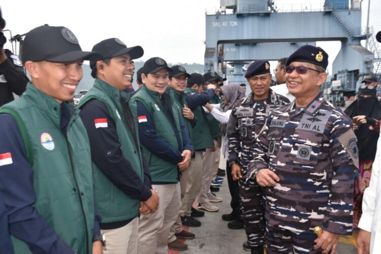 KRI Kalahitam-828, Dukung Ekspedisi Rupiah Berdaulat di Sumbar 1 PELEPASAN— Danlanatamal II Laksma TNI Sarimpunan Tanjung pasangkan jaket relawan saat pelepasan Ekspedisi Rupiah Berdaulat menuju daerah 3 T.