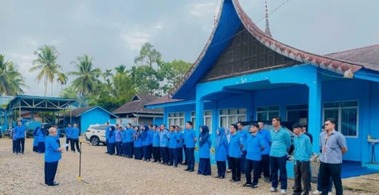 Pegawai PDAM Tirta Saiyo Diajak Bangkit dan Berikan Pelayanan Terbaik untuk Pelanggan 1 ARAHAN—Direktur Perumda Air Minum Tirta Saiyo Kabupaten Pasaman, Deddy Eka Putra, berikan arahan saat apel gabungan yang digelar di halaman kantor Perumda Air Minum Tirta Saiyo, Senin (16/6).