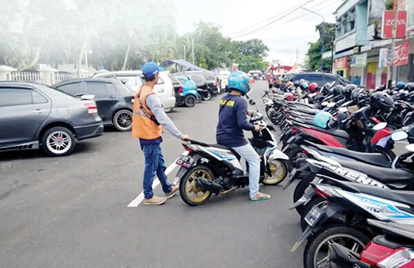 Dishub Padang Terapkan Standarisasi Juru Parkir, Tidak Pakai Rompi Berlogo Dishub dan Karcis, Jangan Bayar! 1 STANDARISASI JUKIR— Dishub Kota Padang mengimbau para pengunjung atu wisatawan yang berkunjung ke Pantai Padang atau objek wisata lain untuk tidak berurusan dengan jukir yang tidak punya standarisasi, tidak punya seragam, tidak punya karcis, serta yang tidak punya tanda pengenal.