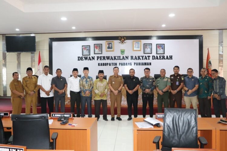 Wabup Padangpariaman Sampaikan Nota Penjelasan terhadap Ranperda Pertanggungjawaban APBD 2024 1 RAPAT PARIPURNA— Wakil Bupati Padangpariaman, Rahmat Hidayat, bersama pimpinan DPRD usai kegiatan rapat paripurna penyampaian nota penjelasan bupati terhadap ranperda.