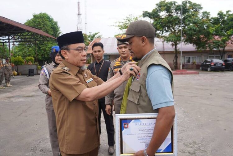 275 Dubalang Padang Dikembalikan ke OPD 1 APEL PASUKAN— Wakil Wali Kota Padang, Maigus Nasir melakukan pelepasan rompi dan topi Dubalang Kota, serta penyerahan penghargaan kepada para personel saat memimpin apel gelar pasukan pengembalian personel Dubalang Kota Padang ke OPD masing-masing, Selasa (10/6) di Lapangan Mako Satpol PP.