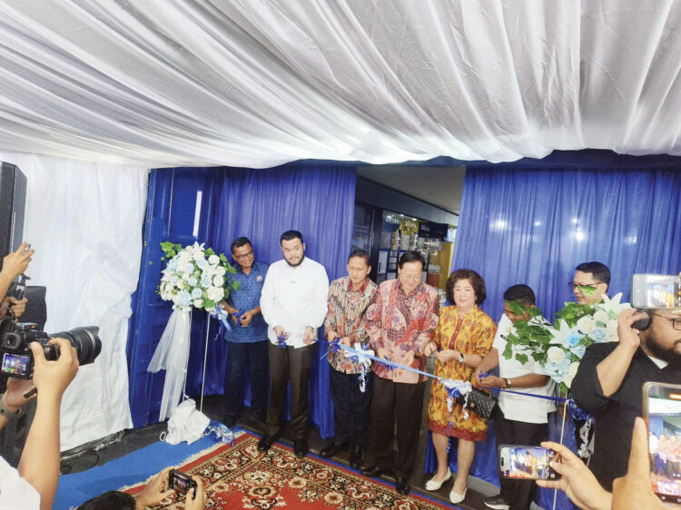 Dulux Experience Hadir di Padang, Toko Pertama di Sumbar dengan Konsep Inovatif 1 PENGGUNTINGAN PITA— Walikota Padang, Fadly Amran bersama Yudhy Aryanto, Country Commercial Head PT ICI Paints Indonesia (AkzoNobel Decorative Paints Indonesia), serta Wira Setyawan, pemilik Toko Sinar Mutiara Permai dan distributor resmi Dulux di Kota Padang, melakukan pengguntingan pita pembukaan cabang Dulux Experience Store yang berada di Jalan M. Yamin No. 189 E, Kelurahan Belakang Tangsi, Kecamatan Padang Barat, Rabu (18/6).