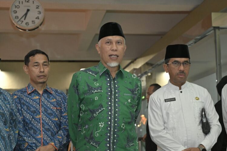 Gubernur Sumbar, Mahyeldi Ansharullah bersama Kepala Dinas Pendidikan Sumbar, Barlius dan jajaran. Foto: Ari/ Biro Adpim Sumbar