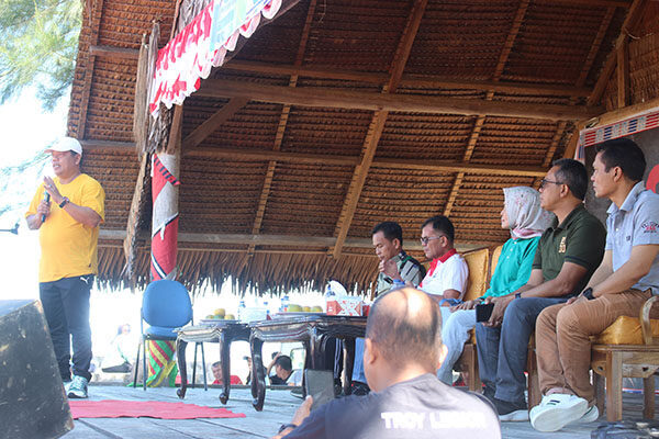 Pelaku UMKM Mentawai Ikut Lomba Senam Kreasi 1 SAMBUTAN—Wakil Bupati Mentawai, Jakop Saguruk berikan sambutan saat membuka acara lomba senam kreasi di pantai Mappadegat, Tuapejat, Sabtu (21/6).
