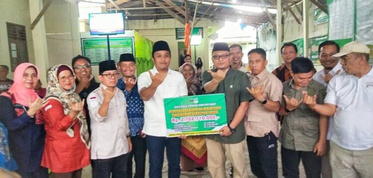 Pemkab Pasbar Terima Hibah Rp2,7 Miliar dari Pemprov Sumbar 1 enyerahan hibah dilakukan secara simbolis oleh Wakil Gubernur Sumbar Vasko Ruseimy kepada Pj. Sekda Pasbar Doddy San Ismail pada Sabtu 28 6 di Yayasan Darun Nafis As Sadiyah Tabek Sirah Talu