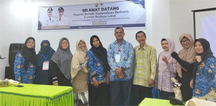 Dinas Perpustakaan dan Arsip Gelar Bimtek Kepenulisan, Berbasis Konten Budaya Lokal 1 BIMTEK KEPENULISAN— Kepala Dinas Perpustakaan dan Arsip Kota Pariaman Muhammad Syukri foto bersama saat pembukaan imtek Kepenulisan Berbasis Konten Budaya Lokal.