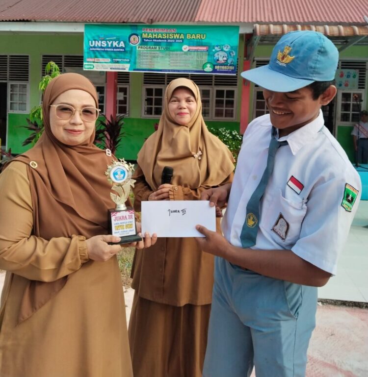167 Siswa SMAN 1 Sungai Limau Ikuti Lomba Menulis 1 HADIAH— Guru SMAN 1 Sungailimau menyerahkan hadiah untuk siswa pemenang lomba menulis.