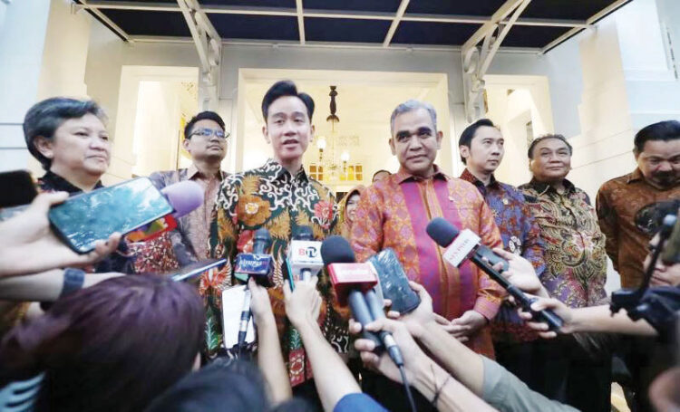 Bambang Pacul Tegaskan Belum Ada Rapat Pimpinan MPR Bahas Pemakzulan Gibran 1 berikan keterangan— Wakil Presiden terpilih Gibran Rakabuming Raka bersama Ketua MPR Ahmad Muzani bersama pimpinan MPR Lestari Moerdijat, Bambang Wuryanto, Rusdi Kirana, Eddy Soeparno, Perwakilan DPD Abcandra Muhammad Akbar Supratman memberikan keterangan kepada wartawan usai melakukan pertemuan di Rumah Heritage, Jakarta, Senin (14/10/2024). (Fedrik Tarigan/ Jawa Pos)