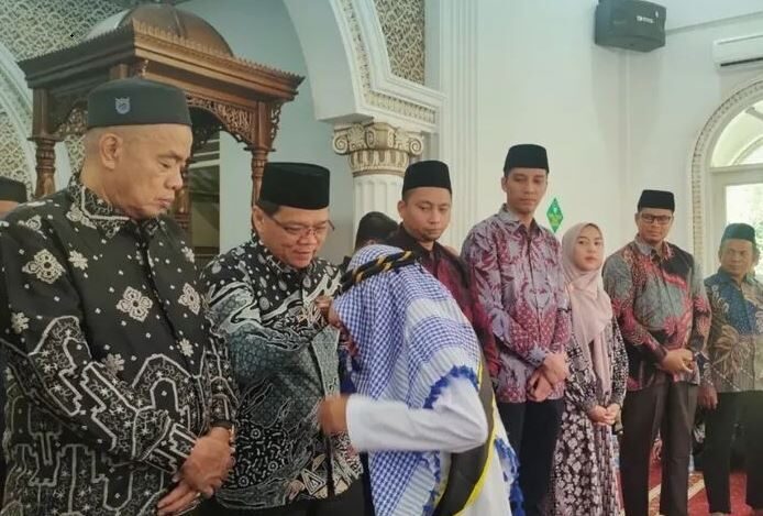 Kakankemenag Dedi Wandra Ingatkan, Hindari Tumpang Tindih Pelaksanaan Pendidikan Keagamaan 1 HADIRI—Kakankemenag Dedi wandra hadiri wisuda Tahfiz di Masjid At-Taubah, Guguk Cubadak,
Desa Bukik Gadang, Kecamatan Talawi, pada hari Minggu (22/6).