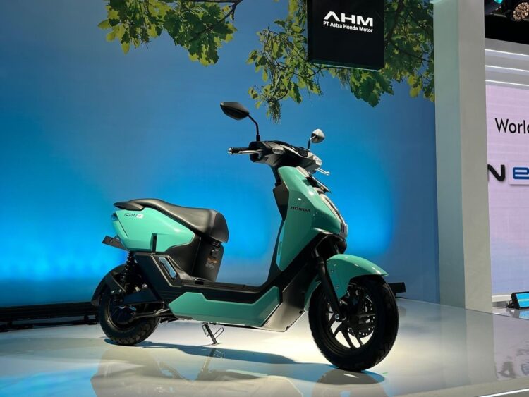 LAUNCHING-Pimpinan manajemen PT Menara Agung saat melaunching Honda ICON e: dan CUV e: di salah satu pusat perbelanjaan di Kota Padang.