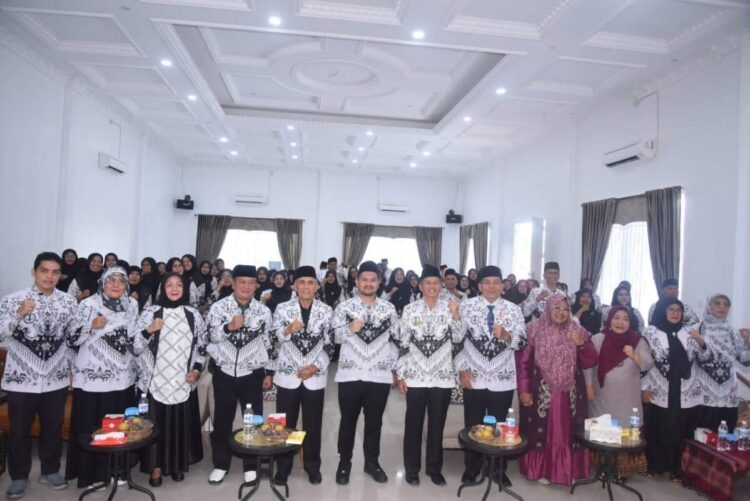Hadiri Konferensi Sawahlunto, Jeffry Hibatullah Tegaskan Komitmen Dukung Guru 1 FOTO BERSAMA—Wakil Wali Kota Sawahlunto, Jeffry Hibatullah, foto bersama usai menghadiri Konferensi Persatuan Guru Republik Indonesia (PGRI) Kota Sawahlunto yang berlangsung
di Savannah Talawi, Minggu (15/6).