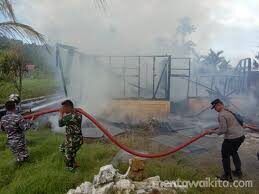 Ditinggal Berobat ke Padang, Rumah Anggota DPRD Mentawai Ludes Terbakar 1 TERBAKAR— Kondisi rumah anggota DPRD Mentawai yang hangus terbakar di Dusun Havea, Desa Sikakap, Kecamatan Sikakap.