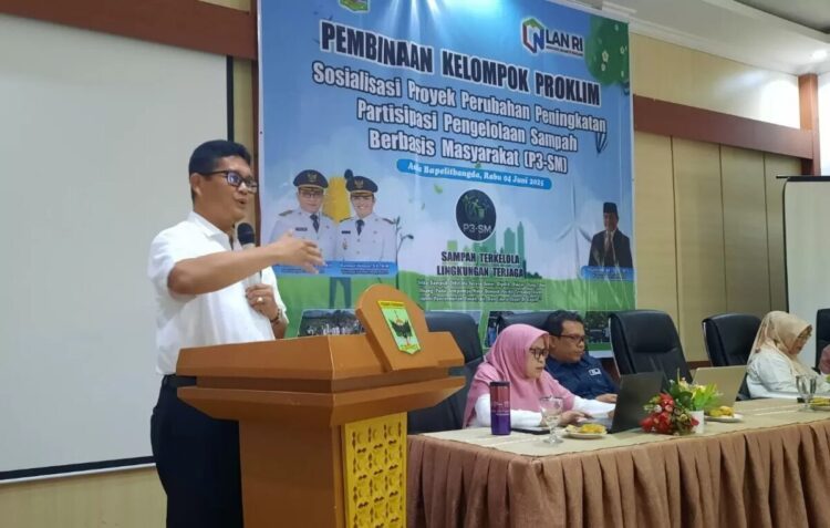Jangan Ada lagi Praktik Membakar dan Mengubur Sampah 1 SOSIALISASI— Kepala Dinas DLHPKP2 Kabupaten Padangpariaman Syofrion memberikan sambutan saat sosialisasi proyek perubahan bertajuk peningkatan partisipasi pengelolaan sampah berbasis masyarakat.
